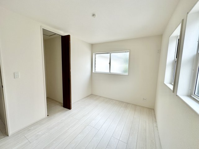 【洋室】 | 【新築分譲住宅】山形市花楯3期　全2棟 | 同仕様施工例です。各洋室や和室には収納が完備されています！子ども部屋や趣味のお部屋、客室としてもご利用いただけます。