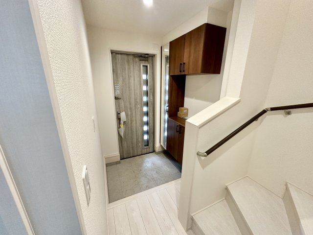【玄関】 | 【新築分譲住宅】山形市花楯3期　全2棟 | 同仕様施工例です。全2棟シューズボックス付きで、ゆとりのある玄関となっております。
