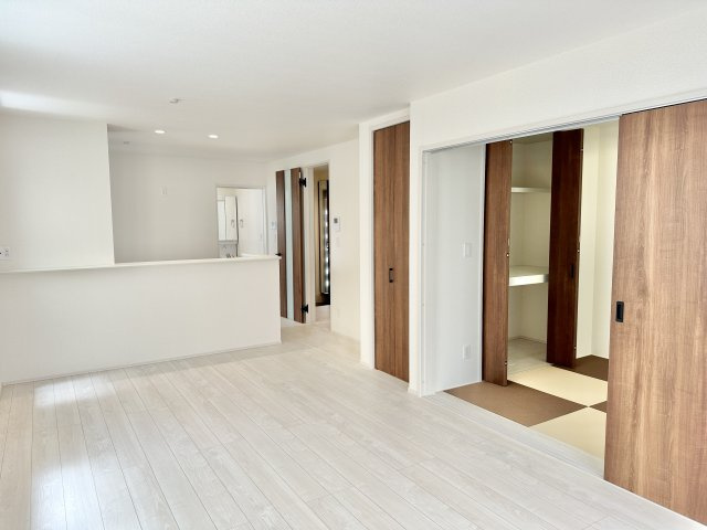 【居間・リビング】 | 【新築分譲住宅】山形市花楯3期　全2棟 | 同仕様施工例です。16帖以上の広々としたリビングです。家族好みの家具を置いてインテリアも楽しめそうですね♪