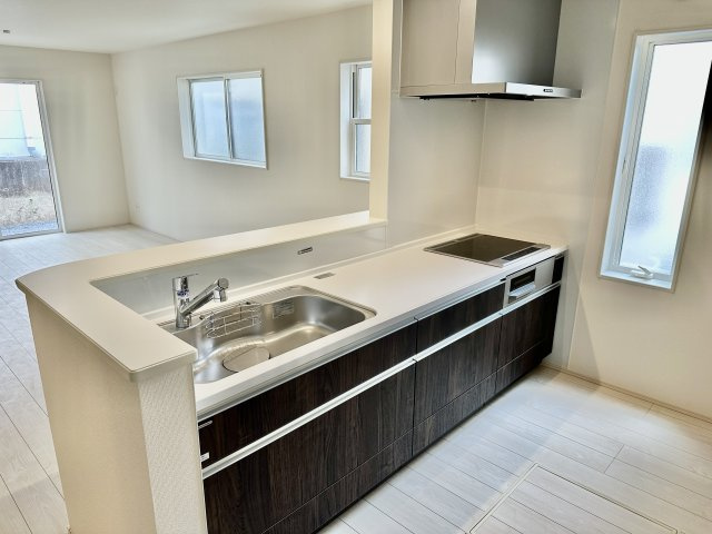 【キッチン】 | 【新築分譲住宅】山形市花楯3期　全2棟 | 同仕様施工例です。
対面キッチンとなっており、家族の様子をみたりコミュニケーションをとりながら料理を楽しめそうです♪