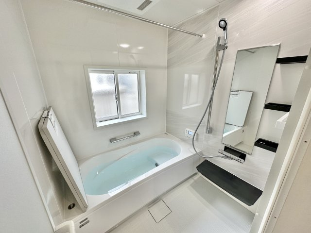 【浴室】 | 【新築分譲住宅】山形市花楯3期　全2棟 | 同仕様施工例です。一日の疲れを癒す、ゆったりとした浴室です。浴室乾燥機付きで、洗濯物も干すことができとても便利です♪