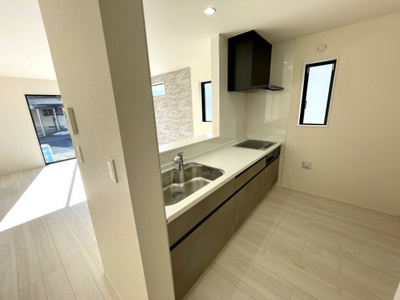 【その他】 | 【新築分譲住宅】山形市花楯3期　全2棟 | 【Kitchen】
ご家族みんなで調理ができる位のスペースを実現したキッチン空間となっております。みんなで作った料理を召し上がりながらの会話は、どのような物になるのでしょうか。