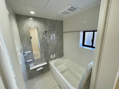 【浴室】 | 【新築分譲住宅】山形市花楯3期　全2棟 | 【Bathroom】
快適な使い心地とゆとりある空間が1日の疲れを解きほぐすバスルーム。空間も浴槽もゆったりのびのび使えるゆとり設計。快適なリラックスタイムを過ごせます。
