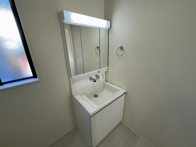 【独立洗面台】 | 【新築分譲住宅】山形市花楯3期　全2棟 | 【Powder room】
十分な大きさの洗面台は収納もさる事ながら、身だしなみチェックや歯磨きなど、朝の慌ただしい時間でもホテルライクなスペースで余裕とゆとりを感じて頂けます。