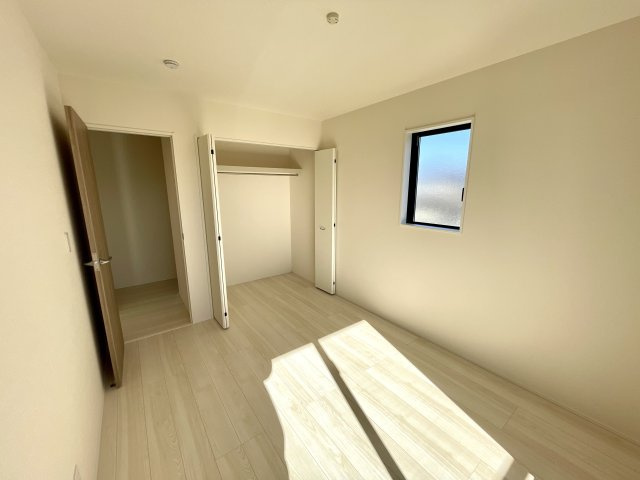 【洋室】 | 【新築分譲住宅】山形市花楯3期　全2棟 | 【Room】
1日の疲れを癒し、心地よく寛げるようゆったりとした広さを確保しています。プライベートタイムをより優雅に穏やかに…。落ち着いた雰囲気を紡ぎます