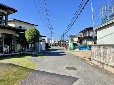 【前面道路含む現地写真】 | 【新築分譲住宅】山形市花楯3期　全2棟 | 全棟、幅6メートルの広い道路に面しており、ストレス少なく出入りできます。