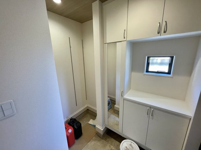 【玄関】 | 【新築分譲住宅】山形市花楯3期　全2棟 | 【Entrance】
清潔感溢れる玄関がお出迎えする本邸宅の物語は、ここから始まる日常を期待させます。この場所には「希望」と「優越」で包み込んでくれる「特別」な空間があります。