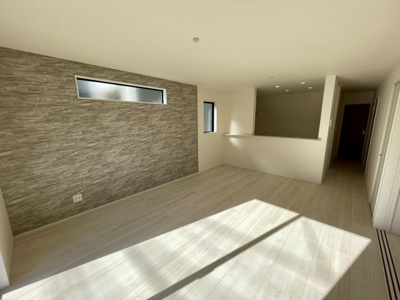 【居間・リビング】 | 【新築分譲住宅】山形市花楯3期　全2棟 | 【Living room】
家族と過ごすひと時を溢れる光が優しく包み込むリビングダイニング。家族とともに、心穏やかに過ごすひととき。家族との時間、自分の時間を大切にできる空間になります