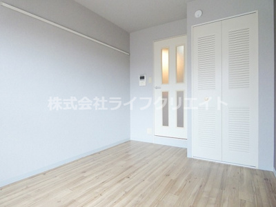 【居間・リビング】 | ジョイフル日野第2 | 壁も床もコンクリート入ってます。