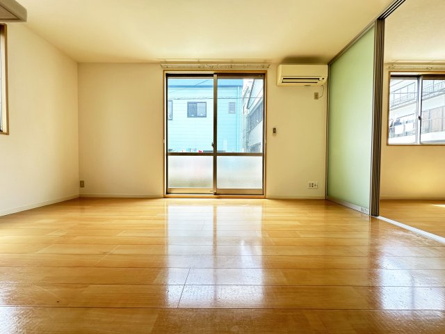 ヴィラージュヌフ Ⅵ棟の居間・リビング