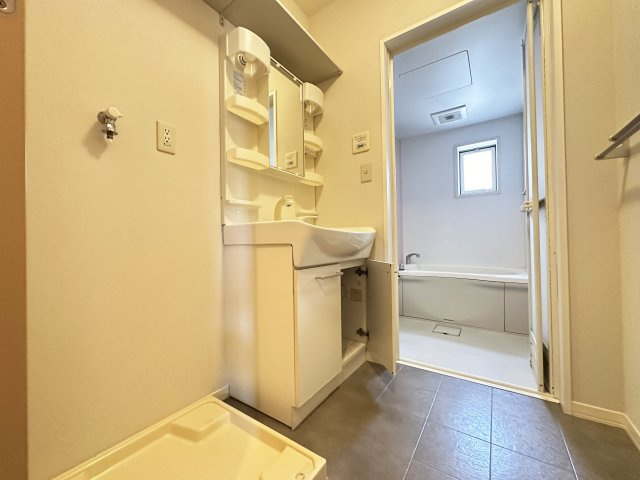 ヴィラージュヌフ Ⅵ棟の独立洗面台