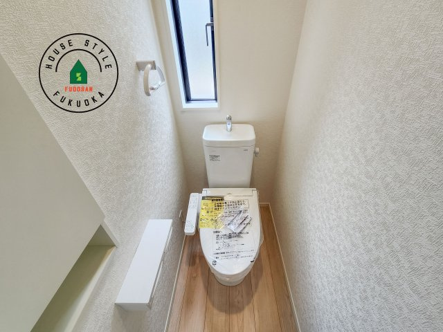 福岡市西区上山門2丁目第13-1棟（1号棟）のトイレ|トイレ・ウォシュレット付。快適で衛生的な洗浄機能付温水シャワートイレです。収納や手すりもついてます。