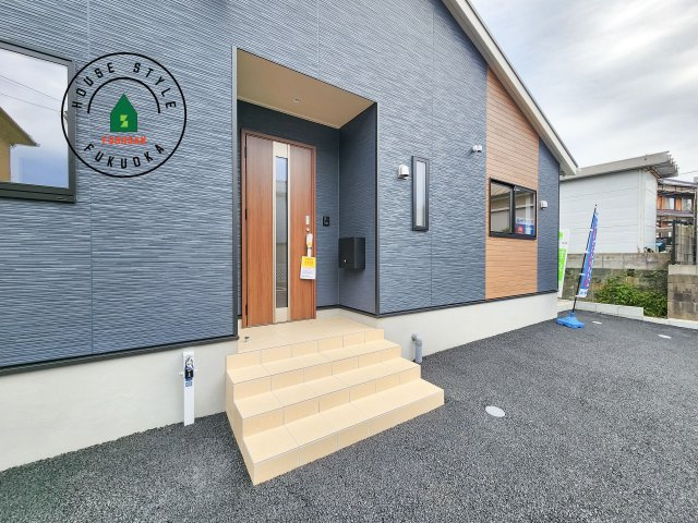 福岡市西区上山門2丁目第13-1棟（1号棟）の玄関|地盤調査済 / 玄関へ向かうまでのアプローチに漂う上質が期待感をもたせます。玄関は建物の顔。落着きを醸し出した自己主張が心に訴えてきます。