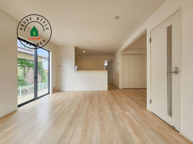 福岡市西区上山門2丁目第13-1棟（1号棟）の居間・リビング|リビングにいるお子様と会話をしながら家事ができるカウンターキッチン。いま手があいているか、忙しそうなのか相手の様子を伺いながらコミュニケーションをとる訓練にもなります。