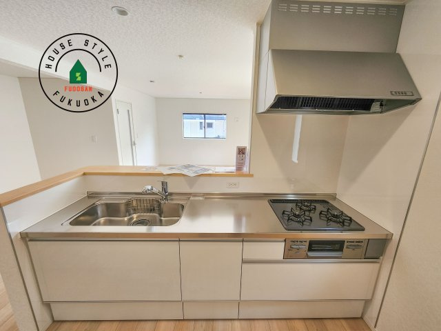 福岡市西区上山門2丁目第13-1棟（1号棟）のキッチン|忙しい朝でも家族揃って食事をしたいゆとりあるダイニングスペース。