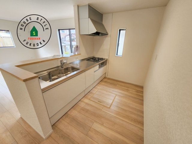 福岡市西区上山門2丁目第13-1棟（1号棟）のキッチン|カウンターキッチンなら、リビングで遊ぶ子供の様子を見ながら料理ができるので安心です。料理を運んでもらったり、子供にお手伝いしてもらいやすいのもいいですね。