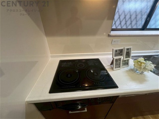 IHクッキングヒーターは高速で加熱し省エネで使いやすいく火を使わないため安全で、清掃も簡単です。調理制御がしやすく、食材を均等に加熱できます。
