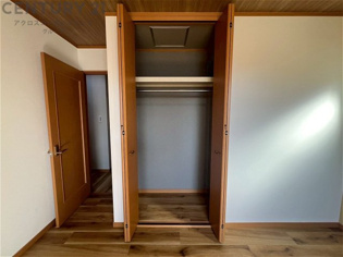 衣類やアクセサリー、小物類の収納が便利で整理整頓がしやすく、部屋の美観を保ちつつ、スペースを最大限に活用できます。衣服のしわやダメージを防ぎ、長持ちさせることができます。
