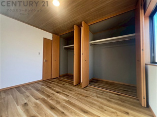 衣類やアクセサリー、小物類の収納が便利で整理整頓がしやすく、部屋の美観を保ちつつ、スペースを最大限に活用できます。衣服のしわやダメージを防ぎ、長持ちさせることができます。
