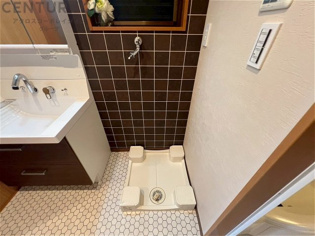 洗濯物の仕分け作業がしやすく、整理整頓が容易になります。洗濯音や湿気を他の部屋に持ち込まず、生活環境を快適に保ちます。上部を活用すれば収納スペースを確保でき洗剤や洗濯用品の整理もしやすくなります。
