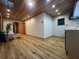 キッチン前のダイニングスペース。椅子・テーブルセットも置ける広さです。