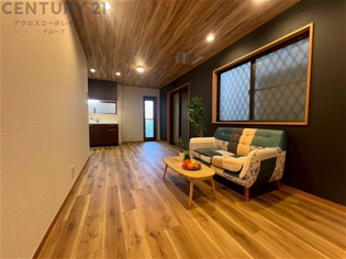 リビングダイニングは家族や友人とのコミュニケーションを楽しむ場所でくつろぎながら食事や会話を楽しめ、多目的に利用できリラックスできる空間です。家庭内の中心として機能し、快適な生活をサポートします。
