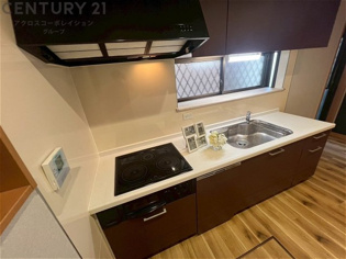 壁付けシステムキッチンはスペースの最大限の有効活用が可能で、動線がスムーズになり調理や準備が快適で効率的に行えます。収納スペースや吊り戸棚が設けられ、調理器具や食器類をスマートに収納できます。
