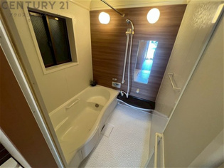 ユニットバスは省スペースでありながら、シンプルな設計と使いやすさを備え、簡便なメンテナンスが可能です。窓付きで換気にも便利です。またミラー・小物置き場もあり便利です。
