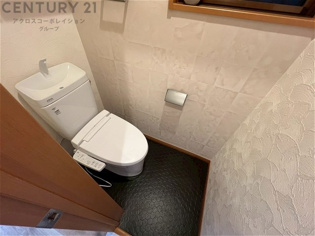 温水洗浄便座付トイレは温水洗浄機能により、暖かい水でおしりを洗浄することができ、冷たい水を使う従来の便座に比べ、温水洗浄機能で暖かいトイレを提供し、快適な使用を可能にします。
