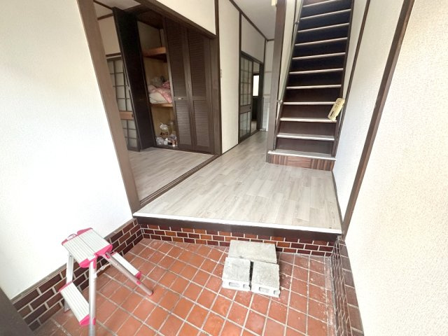 中曽司町戸建の玄関