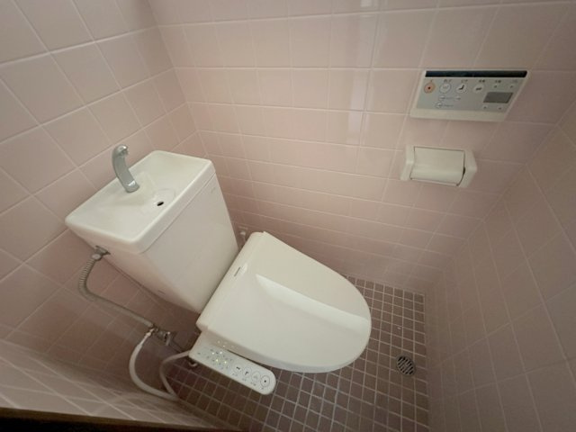 中曽司町戸建のトイレ