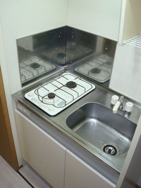 新品家具付きマンション今泉3(KaGood福岡)のキッチン|※注意：ガスコンロ 洗面台形状相違（現状優先）
