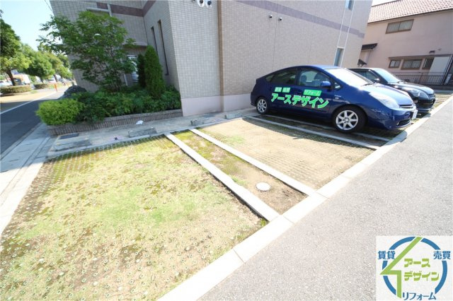 ファイン・スクエアーの駐車場