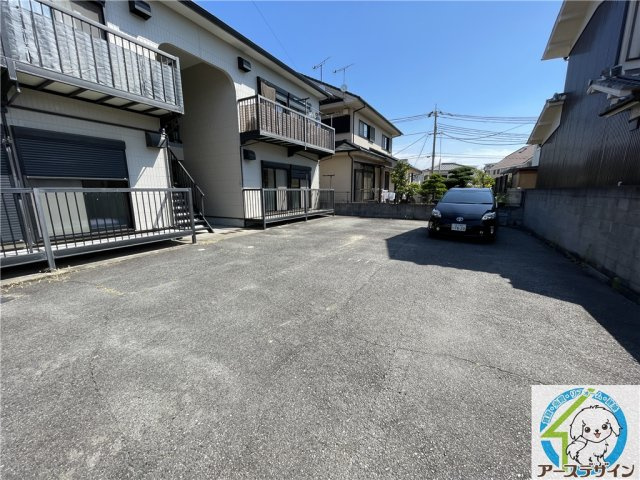 明南ハイツフジイの駐車場