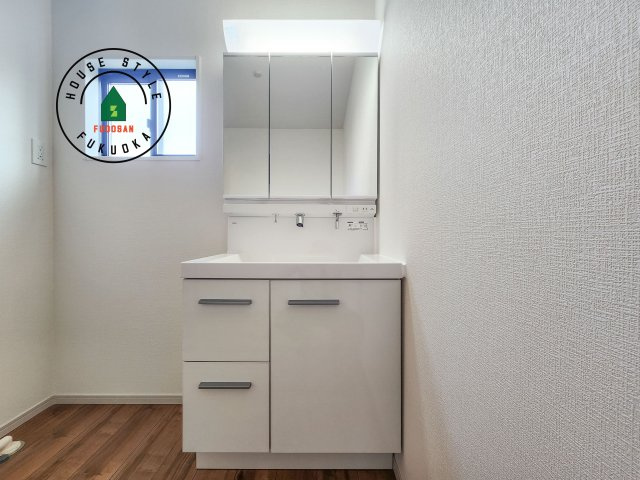 福岡市早良区次郎丸3丁目第2-2棟(1号棟)の独立洗面台|毎日使うものだから清潔な空間を保ちたい水回り。洗面にはそんな願いを解消させてくれる収納アイデアが満載です。三面鏡の裏側にはキャビネットが現れ小物から背の高い物まで収納できます。