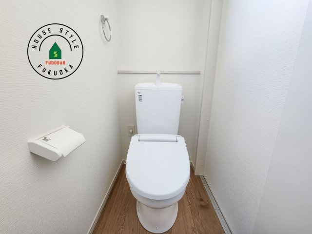 福岡市早良区次郎丸3丁目第2-2棟(1号棟)のトイレ|温水洗浄便座を完備しております。2ヶ所にトイレがあるのは朝の慌ただしい時間も安心です。