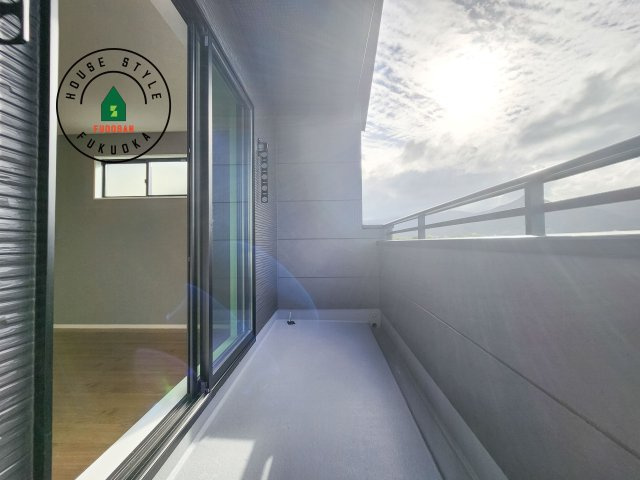 福岡市早良区次郎丸3丁目第2-2棟(1号棟)のバルコニー|風をしっかりと感じられるバルコニーでは、毎日が洗濯日和です。広々としているので洗濯も楽しくなるでしょうし、気分転換にバルコニーからの眺めを楽しむのもいいでしょう。