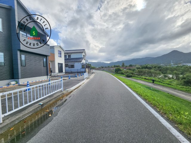 福岡市早良区次郎丸3丁目第2-2棟(1号棟)の前面道路含む現地写真|前面道路は閑静な住宅地をはしる車通りの少ない道路。お車の出し入れが苦手なママや小さなお子様にも安心ですね。しっかり舗装もされているので、ベビーカーや自転車で通っても快適に通行できます。