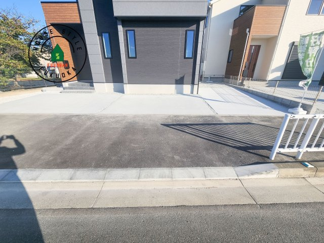 福岡市早良区次郎丸3丁目第2-2棟(1号棟)の駐車場|広々した駐車場になります。3台並列駐車となります。