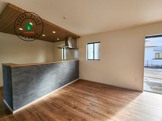 福岡市早良区次郎丸3丁目第2-2棟(1号棟)のダイニング|キッチンから立ち込める香りが今日の料理を期待させます。