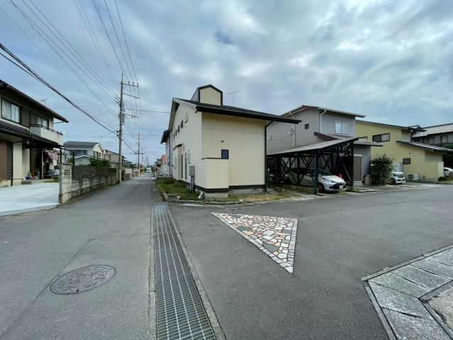 ひたちなか市田彦　中古戸建の前面道路含む現地写真