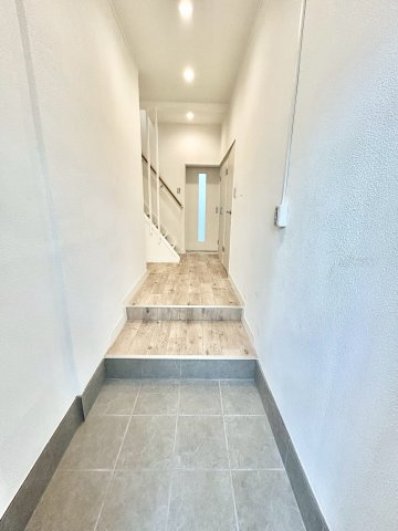 シーバス岩田町5丁目一戸建の玄関