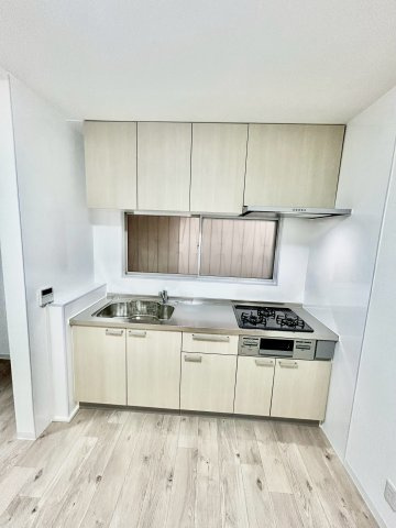 シーバス岩田町5丁目一戸建のキッチン|3口ガスシステムキッチン