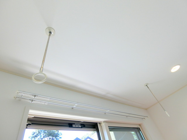 モレスコル　Nの内装|★雨でも室内干しできる室内物干フック付きです♪