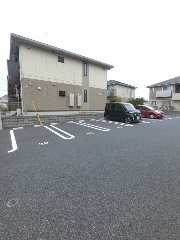 バードネイチャー A棟の駐車場