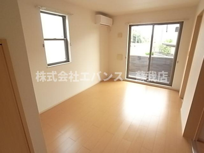 【居間・リビング】 | マーヴェラス末広 | ゆったり過ごせる居間です