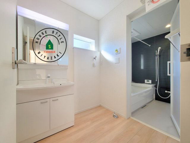 都城市上長飯町第3-2棟（2号棟）の脱衣所|ゆとりの洗面スペースで朝の身支度もスムーズに。暮らしを快適に変えるシャワー付洗面台です！