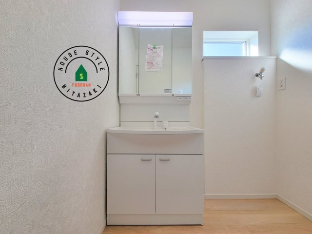 都城市上長飯町第3-2棟（2号棟）の独立洗面台|毎日使うものだから清潔な空間を保ちたい水回り。洗面にはそんな願いを解消させてくれる収納アイデアが満載です。三面鏡の裏側にはキャビネットが現れ小物から背の高い物まで収納できます。