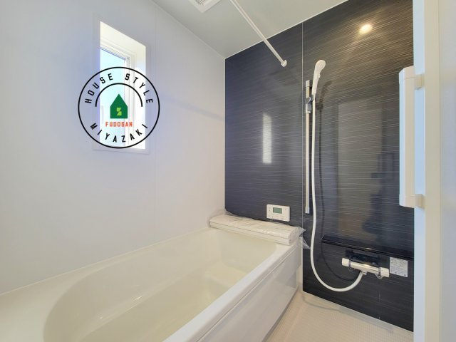 都城市上長飯町第3-2棟（2号棟）の浴室|1日の疲れを癒してくれる広々バスルーム。雨の日のお洗濯にも大活躍な浴室乾燥機付です！