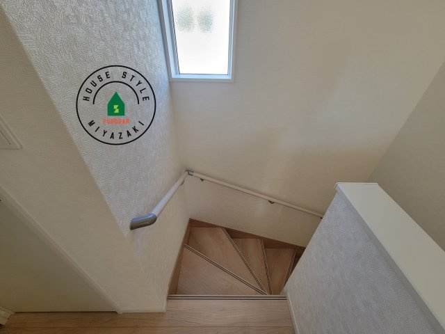 都城市上長飯町第3-2棟（2号棟）の内装|＜手すり付階段＞手すりがないと階段の昇り降りで危険なことはもちろん、壁に手をつきながら歩くことで壁紙が汚れやすくなります。すべての方に快適に昇り降りしていただくため、手すりを設置しました。